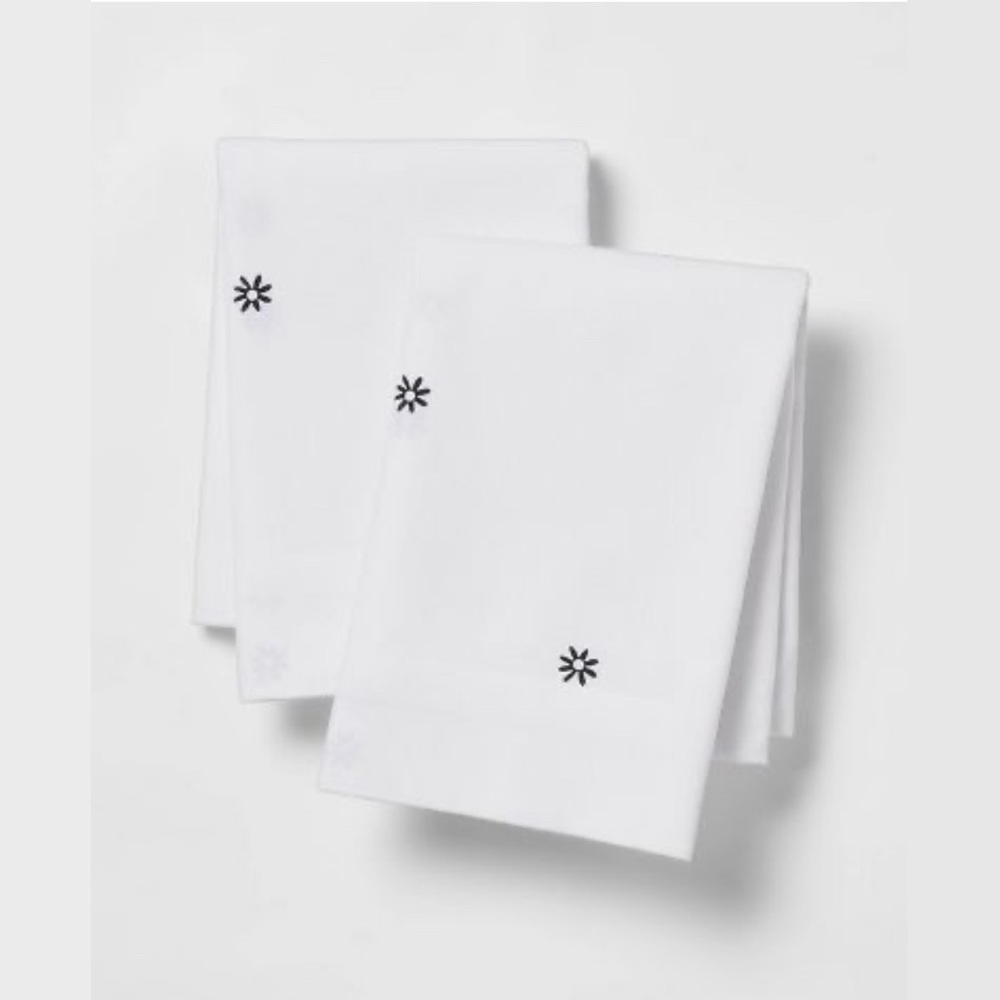 Room Essentials White Black Flower Dot Easy Care Printed Pillowcase Set - NWT